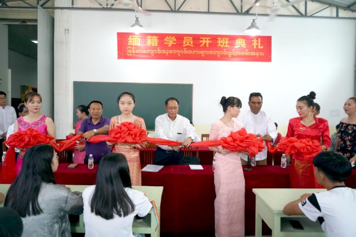 缅甸驻昆明总领事梭柏先生莅临我校参加缅商珠宝商会教学基地揭牌仪式